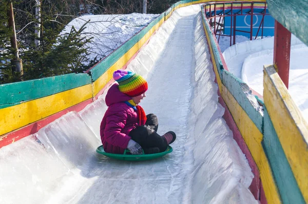 Child Rolls Ice Slide Merry Winter Sport Family Bright Clothes — Stock Photo, Image