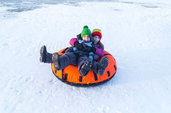 Glad Barnridning Slangen Uppblåsbara Slädar Trevlig Vintersemester Familjeskidanläggning Pojke Och — Stockfoto