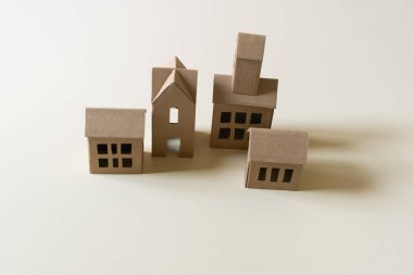 Sıfır israf edilmiş Noel Eli, doğal Noel süslemeleri ve plastiksiz hediyeler. Kağıt ve karton el işi.