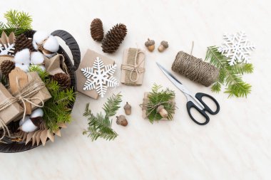 Sıfır Noel konsepti. El yapımı hediyeler ve doğal Noel süslemeleri. Plastiksiz. Düz yatış, üst görünüm