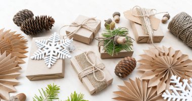 Sıfır Noel konsepti. El yapımı hediyeler ve doğal Noel süslemeleri. Plastiksiz. Düz yatış, üst görünüm