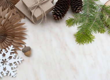 Sıfır Noel konsepti. El yapımı hediyeler ve doğal Noel süslemeleri. Plastiksiz. Düz konum, üst görünüm Boşluğu kopyala