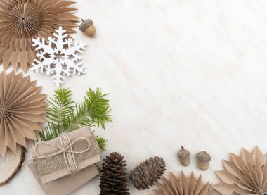 Sıfır Noel konsepti. El yapımı hediyeler ve doğal Noel süslemeleri. Plastiksiz. Düz konum, üst görünüm Boşluğu kopyala