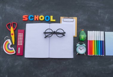Kırtasiye tebeşiri. Okula dönelim. Ofis malzemelerinin üstüne not defterini aç. Okul için çocuk kawaii kırtasiyesi.