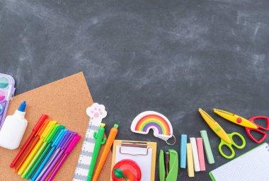 Kırtasiye tebeşiri. Okula dönelim. Düz yatağı kopyala