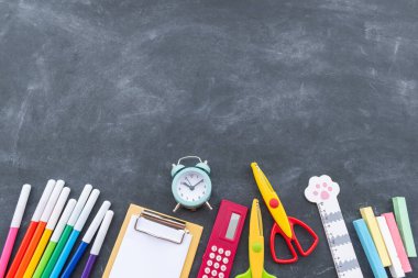 Kırtasiye tebeşiri. Okula dönelim. Düz yatağı kopyala