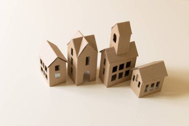 Sıfır israf edilmiş Noel Eli, doğal Noel süslemeleri ve plastiksiz hediyeler. Kağıt ve karton el işi.