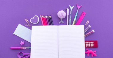 Kırtasiye mor arka plan. Çocuk pulları holografik için defter günlüğünü aç. Hippi renk eğilimi Kopyalama alanı düzleştirildi