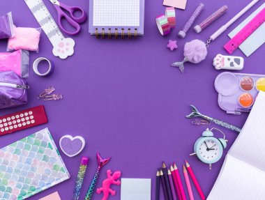 Kırtasiye mor arka plan. Bebek pulları için çerçeve ofis malzemeleri holografik. Hippi renk eğilimi düzleştirildi