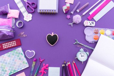 Kırtasiye mor arka plan. Bebek pulları için çerçeve ofis malzemeleri holografik. Hippi renk eğilimi düzleştirildi