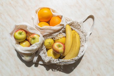 Pamuk alışverişindeki meyveler. Sıfır kayıp. Plastiksiz doğal malzeme. Çevre dostu alışveriş. Gölge konsepti Düz yatay kopyalama alanı