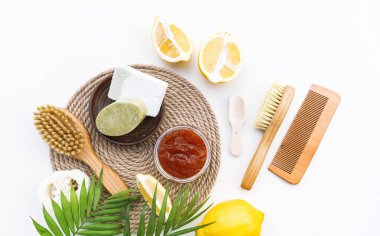 Eko-sabun seti, bambu diş fırçası, doğal kozmetik ürünleri ve aletler. Sıfır atık, plastiksiz. Sürdürülebilir yaşam tarzı kavramı.