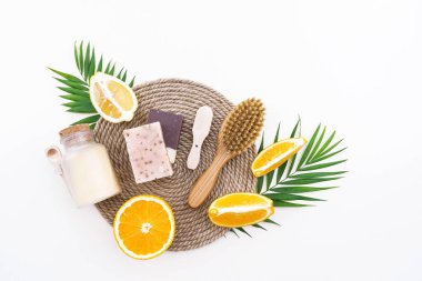 Eko-sabun seti, bambu diş fırçası, doğal kozmetik ürünleri ve aletler. Sıfır atık, plastiksiz. Sürdürülebilir yaşam tarzı kavramı.