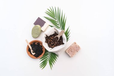 Eko-sabun seti, bambu diş fırçası, doğal kozmetik ürünleri ve aletler. Sıfır atık, plastiksiz. Sürdürülebilir yaşam tarzı kavramı.