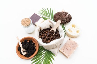 Eko-sabun seti, bambu diş fırçası, doğal kozmetik ürünleri ve aletler. Sıfır atık, plastiksiz. Sürdürülebilir yaşam tarzı kavramı.