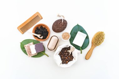 Eko-sabun seti, bambu diş fırçası, doğal kozmetik ürünleri ve aletler. Sıfır atık, plastiksiz. Sürdürülebilir yaşam tarzı kavramı.