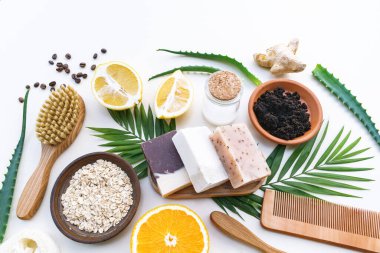 Eko-sabun seti, bambu diş fırçası, doğal kozmetik ürünleri ve aletler. Sıfır atık, plastiksiz. Sürdürülebilir yaşam tarzı kavramı.