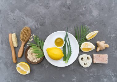 Eko kozmetik ürünleri ve aletleri. Sıfır atık, plastiksiz. Sürdürülebilir yaşam tarzı konsepti. Gri taş arkaplan Düz yatar Boşluğu kopyala