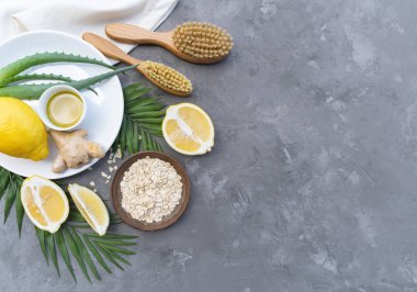 Eko kozmetik ürünleri ve aletleri. Sıfır atık, plastiksiz. Sürdürülebilir yaşam tarzı konsepti. Gri taş arkaplan Düz yatar Boşluğu kopyala