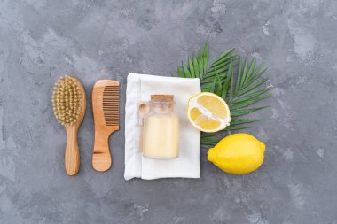 Eko kozmetik ürünleri ve aletleri. Sıfır atık, plastiksiz. Sürdürülebilir yaşam tarzı konsepti. Gri taş arkaplan Düz yatar Boşluğu kopyala