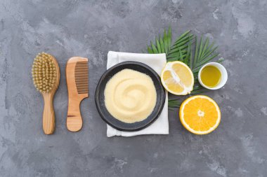 Eko kozmetik ürünleri ve aletleri. Sıfır atık, plastiksiz. Sürdürülebilir yaşam tarzı konsepti. Gri taş arkaplan Düz yatar Boşluğu kopyala