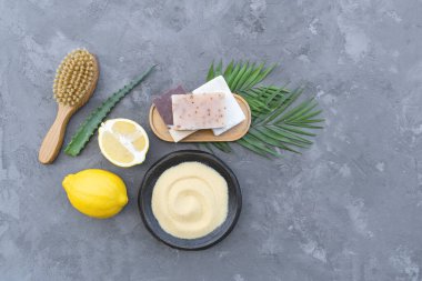 Eko kozmetik ürünleri ve aletleri. Sıfır atık, plastiksiz. Sürdürülebilir yaşam tarzı konsepti. Gri taş arkaplan Düz yatar Boşluğu kopyala