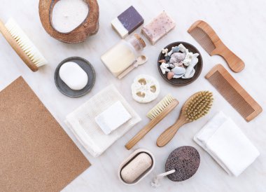 Eko-sabun seti, bambu diş fırçası, Geometri doğal kozmetik ürünleri ve aletleri. Sıfır atık, plastiksiz. Sürdürülebilir yaşam tarzı kavramı.