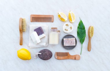 Eko-sabun seti, bambu diş fırçası, Geometri doğal kozmetik ürünleri ve aletleri. Sıfır atık, plastiksiz. Sürdürülebilir yaşam tarzı kavramı.