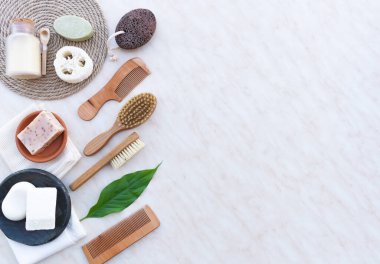 Eko-sabun seti, bambu diş fırçası, Geometri doğal kozmetik ürünleri ve aletleri. Sıfır atık, plastiksiz. Sürdürülebilir yaşam tarzı kavramı.