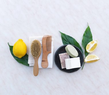 Eko-sabun seti, bambu diş fırçası, doğal kozmetik ürünleri ve aletler. Sıfır atık, plastiksiz. Sürdürülebilir yaşam tarzı kavramı.