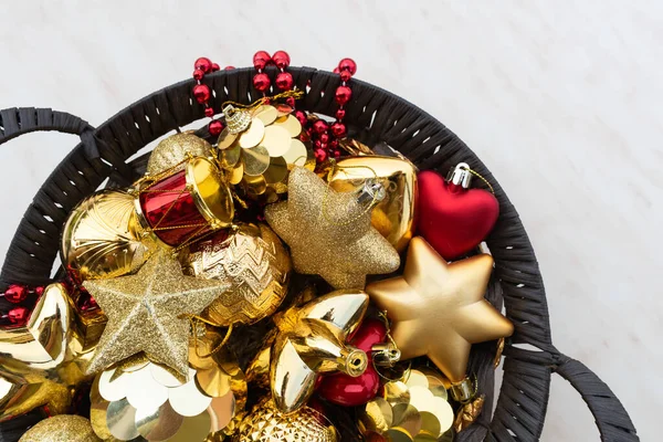 Decoraciones Navideñas Una Canasta Redonda Mimbre Estrella Roja Dorada Bola — Foto de Stock