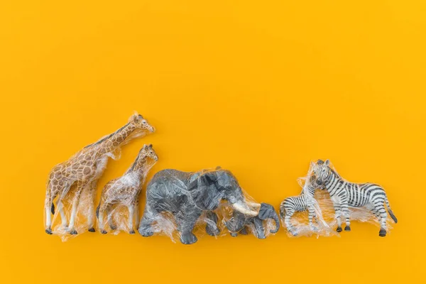 Animais Estão Enredados Saco Plástico Conceito Animal Plástico Fundo Amarelo — Fotografia de Stock