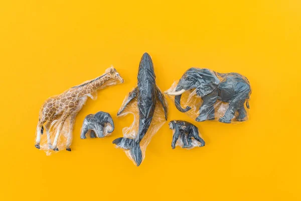 Zwierzęta Splątane Plastikowej Torbie Plastikowe Zwierzę Żółte Tło Problem Zanieczyszczenia — Zdjęcie stockowe