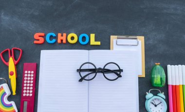 Kırtasiye tebeşiri. Okula dönelim. Ofis malzemelerinin üstüne not defterini aç. Okul için çocuk kawaii kırtasiyesi.