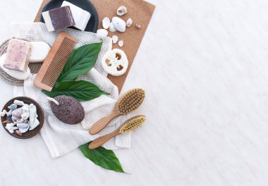 Eko-sabun seti, bambu diş fırçası, doğal kozmetik ürünleri ve aletler. Sıfır atık, plastiksiz. Sürdürülebilir yaşam tarzı kavramı.