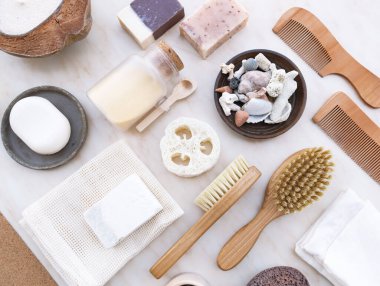 Eko-sabun seti, bambu diş fırçası, Geometri doğal kozmetik ürünleri ve aletleri. Sıfır atık, plastiksiz. Sürdürülebilir yaşam tarzı kavramı.