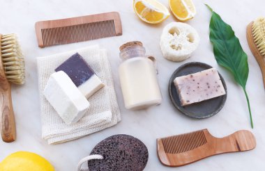 Eko-sabun seti, bambu diş fırçası, Geometri doğal kozmetik ürünleri ve aletleri. Sıfır atık, plastiksiz. Sürdürülebilir yaşam tarzı kavramı.