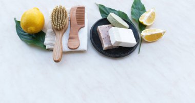 Eko-sabun seti, bambu diş fırçası, doğal kozmetik ürünleri ve aletler. Sıfır atık, plastiksiz. Sürdürülebilir yaşam tarzı kavramı.