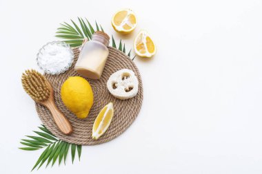 Eko-sabun seti, bambu diş fırçası, doğal kozmetik ürünleri ve aletler. Sıfır atık, plastiksiz. Sürdürülebilir yaşam tarzı kavramı.