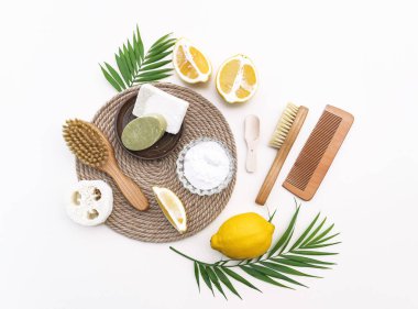 Eko-sabun seti, bambu diş fırçası, doğal kozmetik ürünleri ve aletler. Sıfır atık, plastiksiz. Sürdürülebilir yaşam tarzı kavramı.