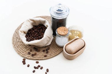 Eko-sabun seti, bambu diş fırçası, doğal kozmetik ürünleri ve aletler. Sıfır atık, plastiksiz. Sürdürülebilir yaşam tarzı kavramı.