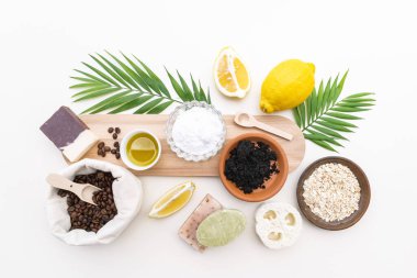 Eko-sabun seti, bambu diş fırçası, doğal kozmetik ürünleri ve aletler. Sıfır atık, plastiksiz. Sürdürülebilir yaşam tarzı kavramı.