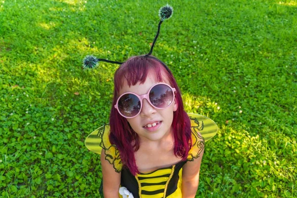 Девушка Пчелином Костюме Розовыми Волосами Улице Ребенок Сидит Зеленой Траве — стоковое фото