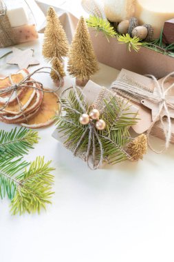 Kutuda Noel hediyesi. Çevre dostu set. Selamlarınız için Sıfır Gece Yılı Alanı. Uzayı Dikey Kopyala