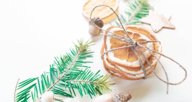 Noel seti. Sıfır atık. Beyaz arka plan. Çevre dostu bir hediye. Parti ambalajı