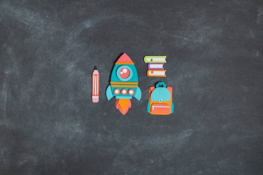 Roket kağıt işi. Okul eğitimine geri dön. İş kurma konsepti. Kağıt yaratıcılığı Kara karatahta arka planı