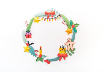 Kağıt sanatı Noel konsepti. Tatil günü. Kapıda çelenk var. Boşluğu kopyala