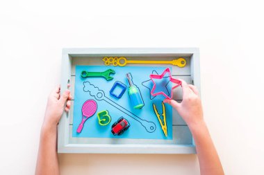 Montessori materyal sıralama şekli. Evde eğitim var. Çocuklu ders. Beyaz arkaplan.