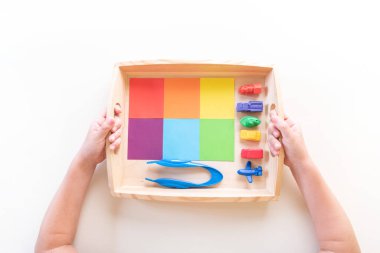 Montessori maddesi rengine göre sıralanıyor. Evde eğitim var. Çocuklu ders. Beyaz arkaplan.