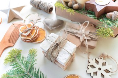 Noel seti. Sıfır atık. Beyaz arka plan. Çevre dostu bir hediye. Parti ambalajı